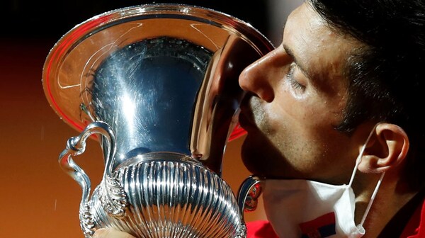 Novak Djokovic bacia il Trofeo di Roma 2020