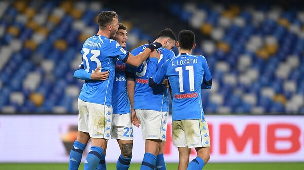 I festeggiamente del Napoli dopo il gol del 3-2 siglato da Petagna