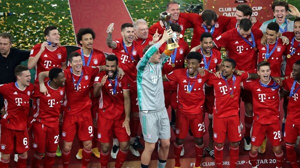 I giocatori del Bayern Monaco esultano con il trofeo del Mondiale per club