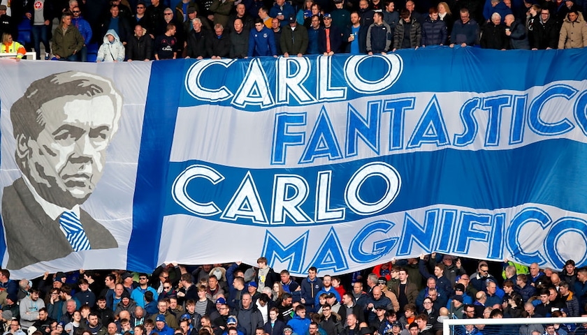 L'ovazione per il tecnico dell'Everton Carlo Ancelotti