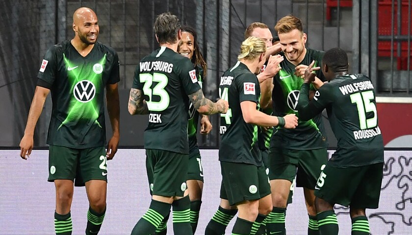 Marin Pongracic del Wolfsburg festeggia per il gol del 4-0