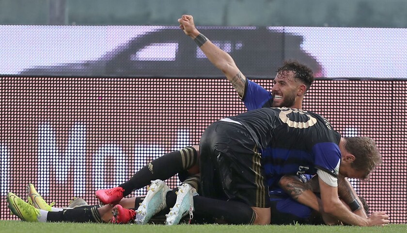Marius Marin del Pisa esulta dopo il gol