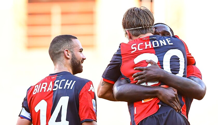 I giocatori del Genoa festeggiano il gol del 2-0 di Schone