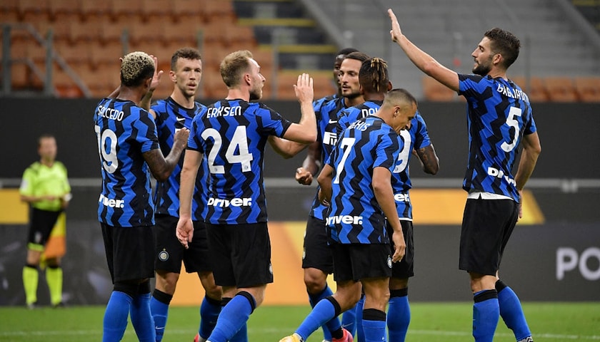 L'Inter esulta dopo il 7-0 al Pisa