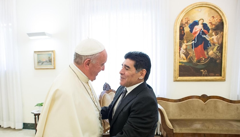 l'abbraccio di Maradona col Papa