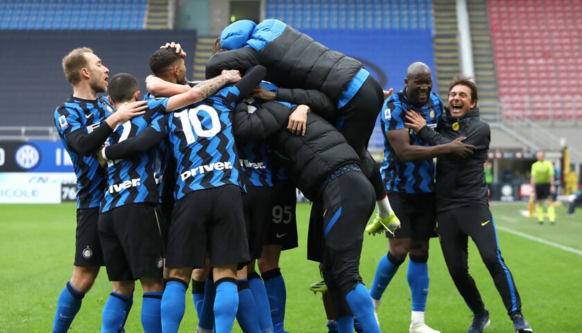 I giocatori dell'Inter esultano dopo il gol di Darmian