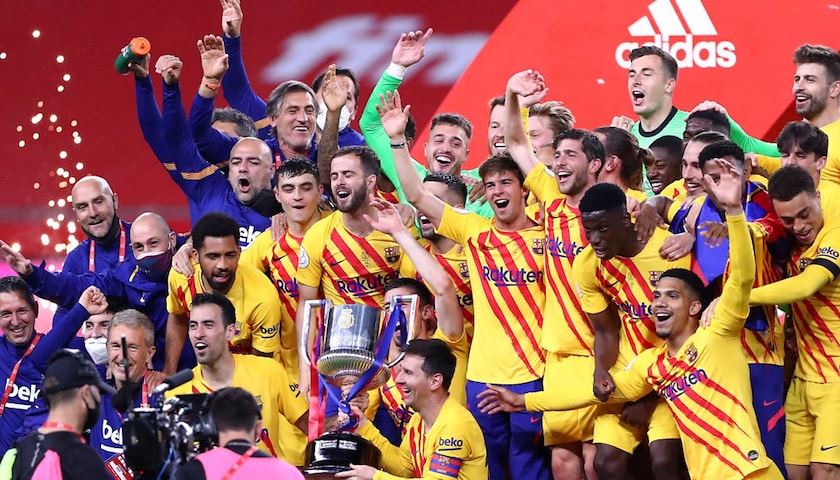 I giocatori del Barcellona festeggiano con il trofeo