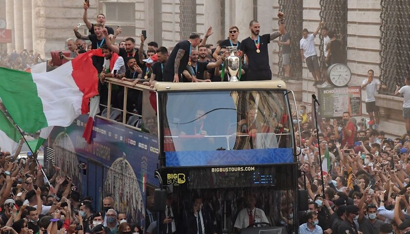 La Nazionale sul bus festeggia a Roma con i tifosi