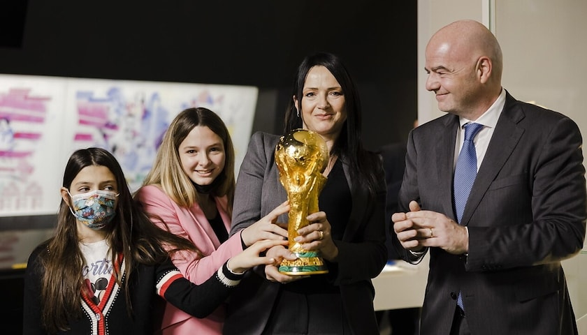 Federica Cappelletti con le figlie e Gianni Infantino, presidente Fifa