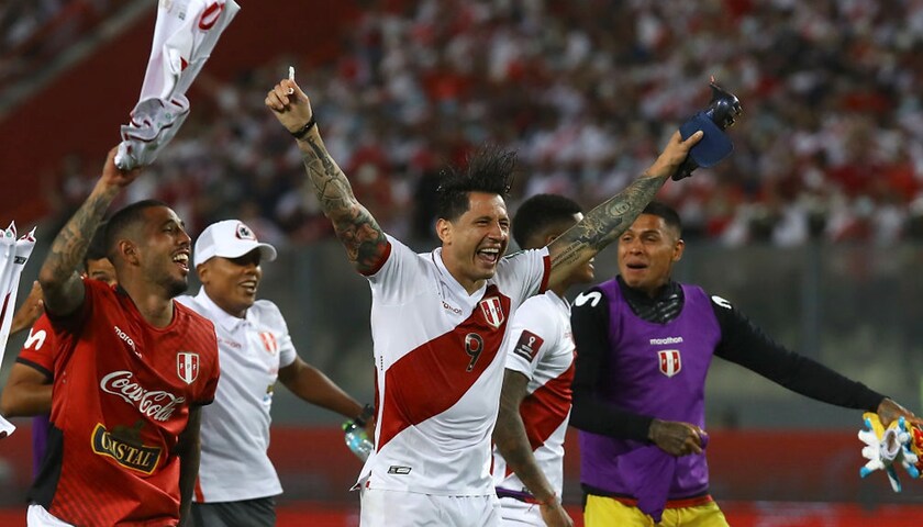 Gianluca Lapadula esulta dopo la vittoria ai danni del Paraguay