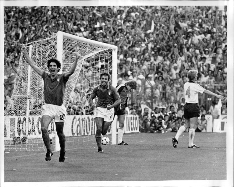 Rossi esulta dopo il gol alla Germania - Spagna '82