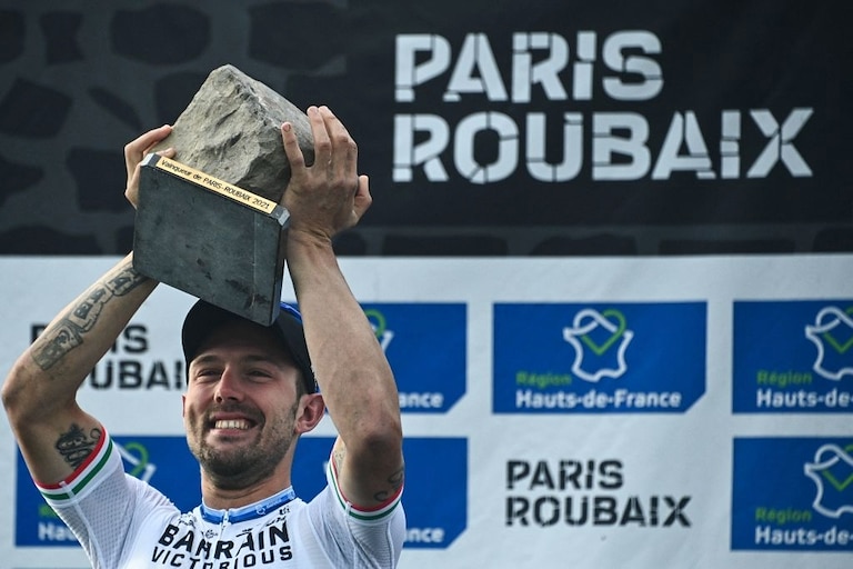 La gioia di Colbrelli sul podio della Roubaix 